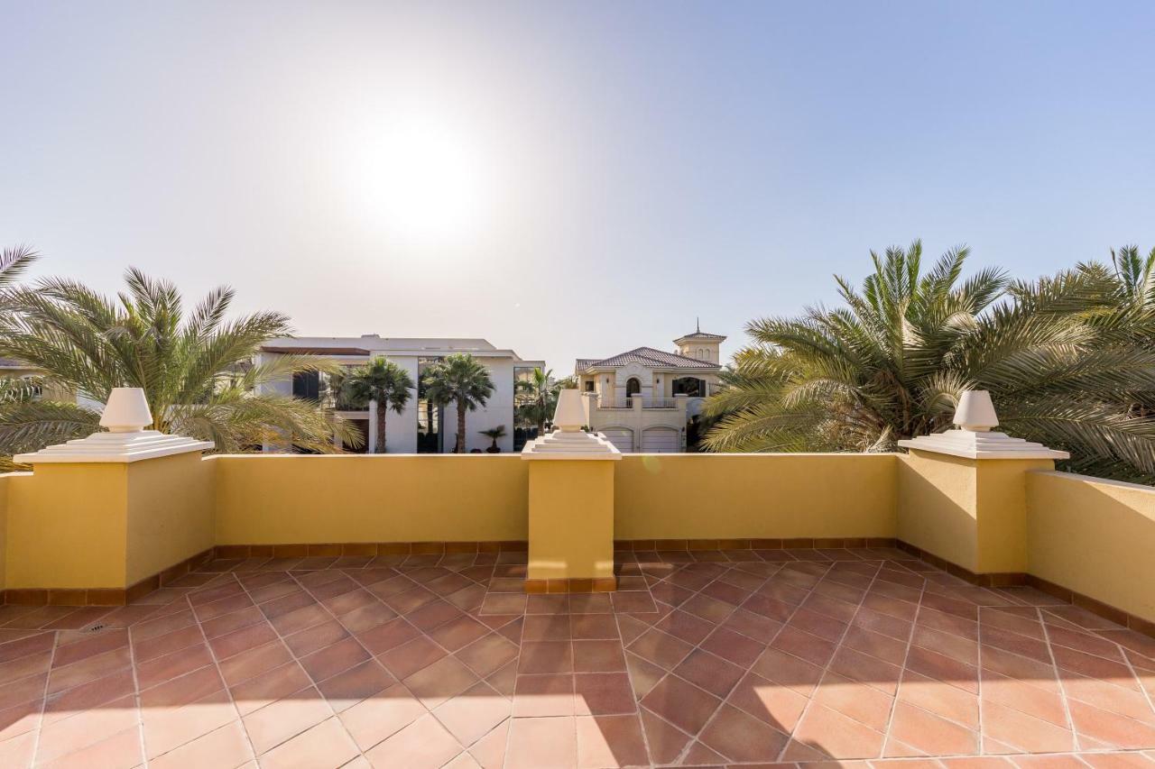 Chic 4Br Villa With Assistant Room And Private Pool On Palm Jumeirah By Deluxe Holiday Homes Dubai Exteriör bild