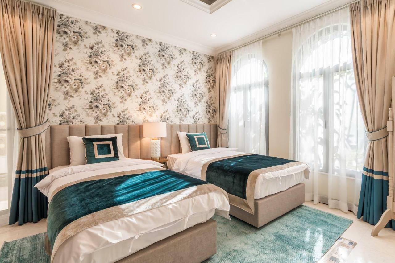 Chic 4Br Villa With Assistant Room And Private Pool On Palm Jumeirah By Deluxe Holiday Homes Dubai Exteriör bild
